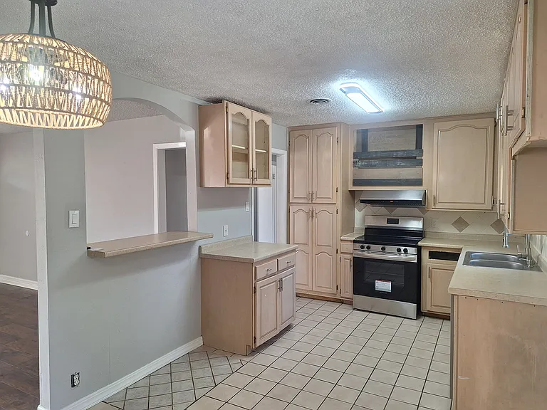 1225 Harrison Ln — Photo 9