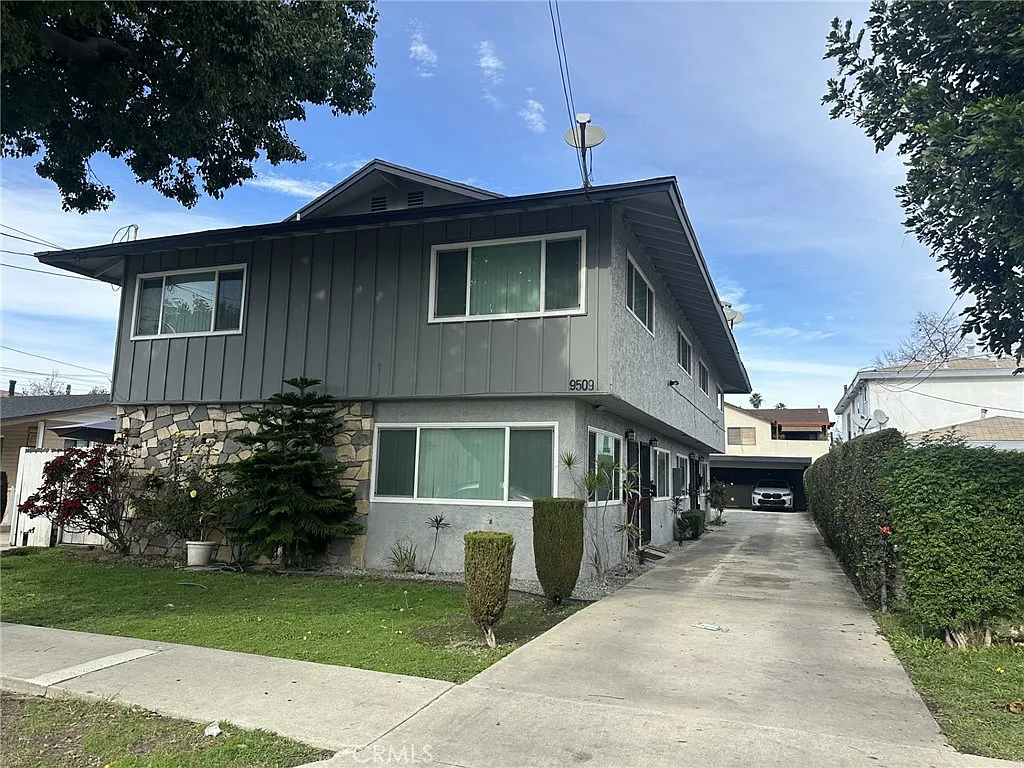 2 bed, 1.5 bath, 1000 sqft, $2,490 — Photo 2