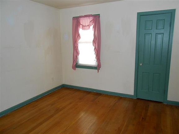 3rd image of 1045 Warwick Pl