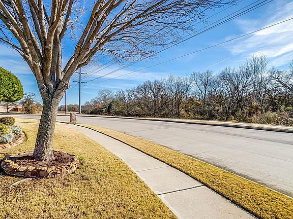 3rd image of 8201 Forest Glenn Dr