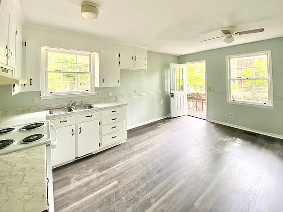 Large Kitchen with dining nook