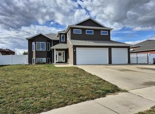 3412 Timber Trl SE, Minot, ND 58701