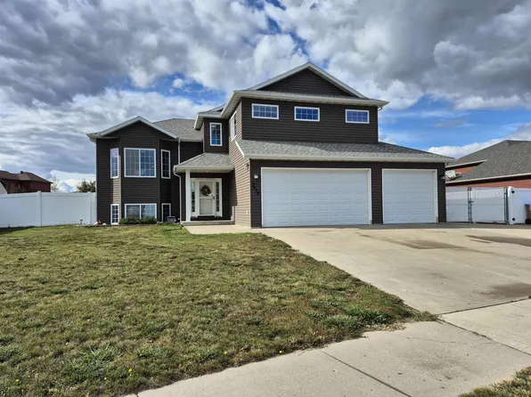 3412 Timber Trl SE, Minot, ND 58701