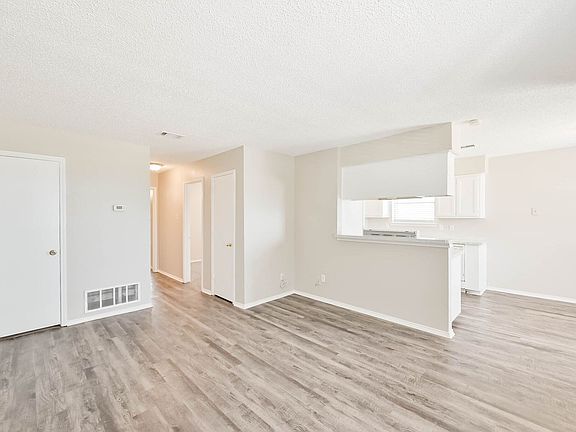 5th image of 608 Kings Way Dr #D