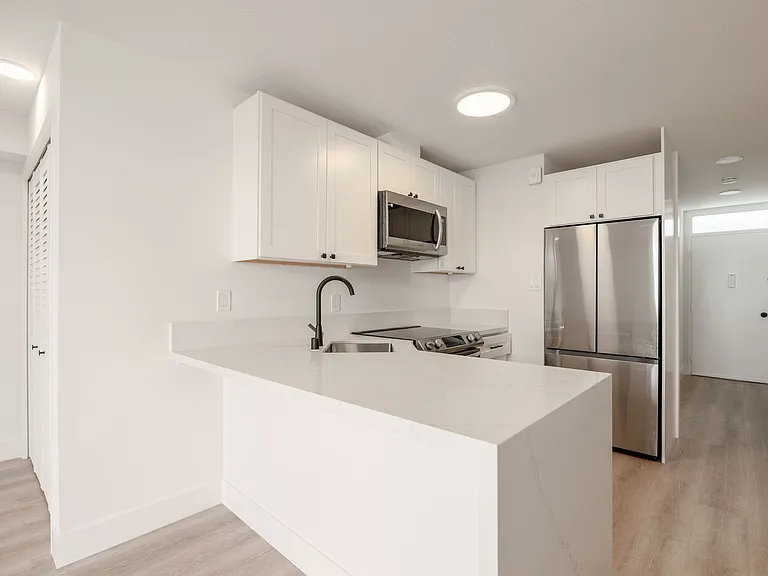 940 Guerrero St — Photo 3