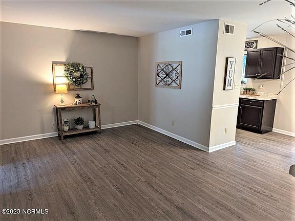 5th image of 28 S Onsville Place