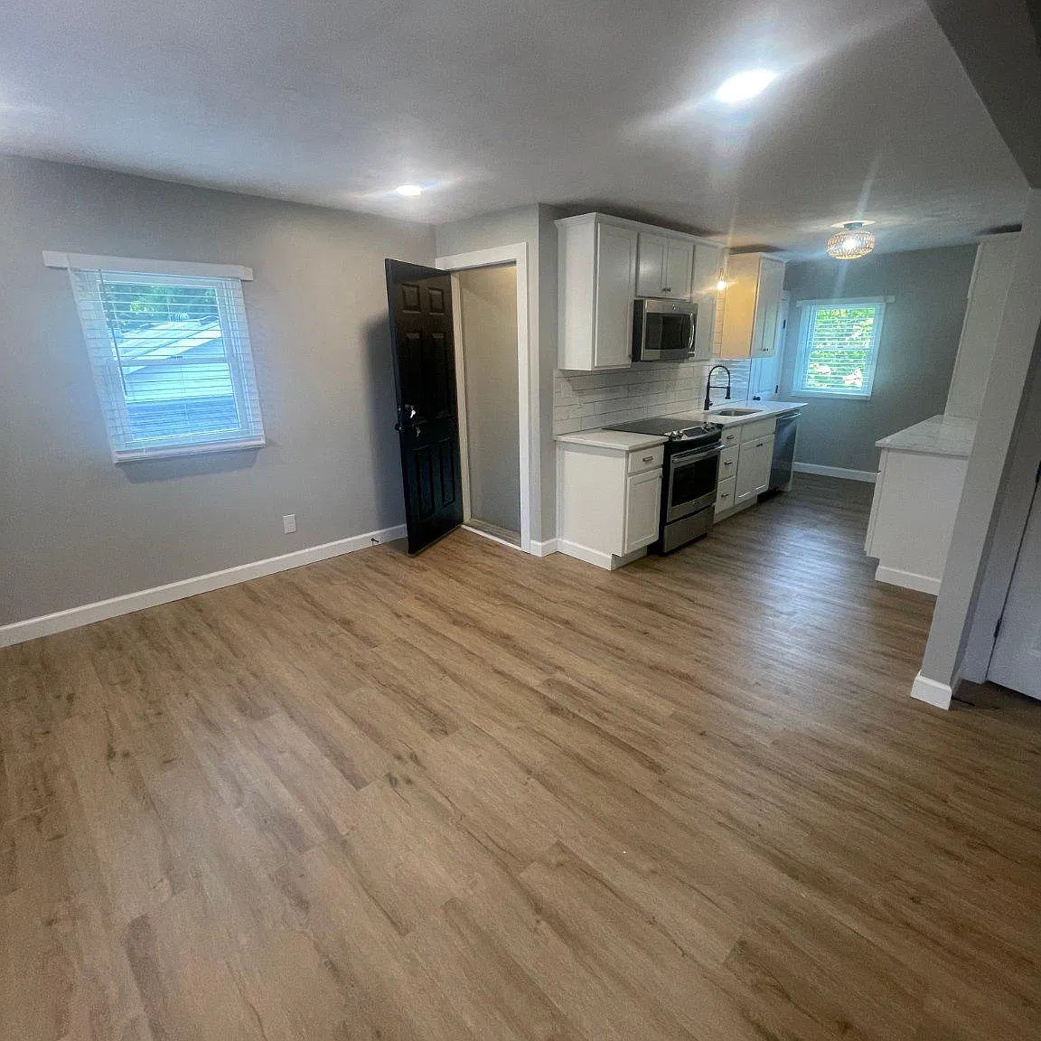 3 bed, 1.0 bath, 1114 sqft, $1,850 — Photo 2