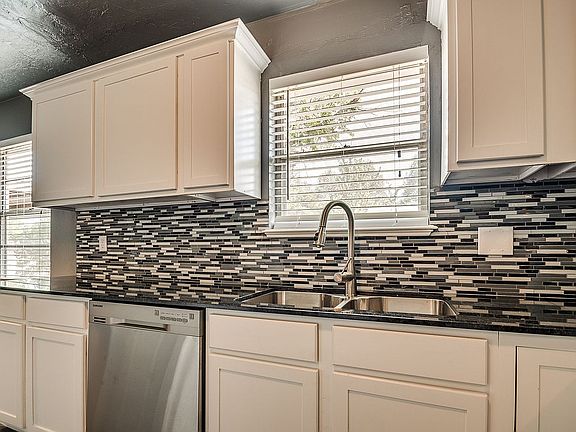 4th image of 1100 NE 55th St