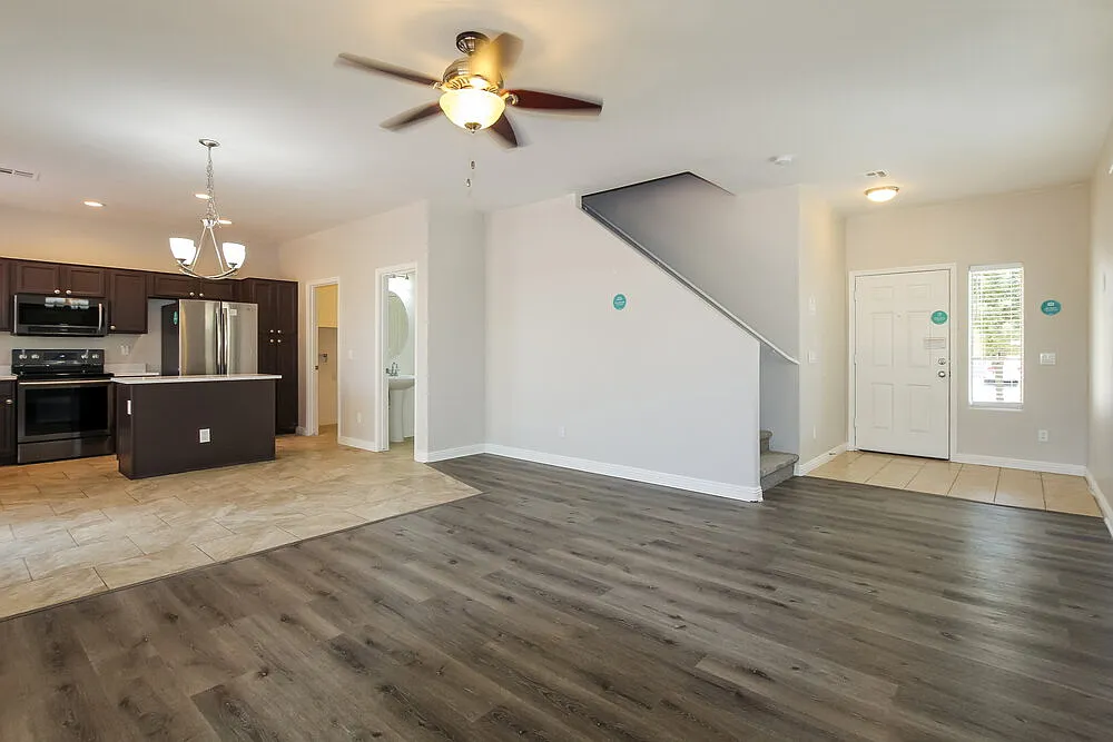 3 bed, 2.0 bath, 1608 sqft, $2,080 — Photo 4