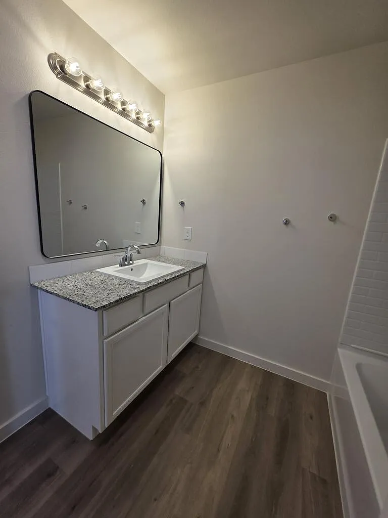 3 bed, 2.0 bath, 1377 sqft, $2,400 — Photo 2