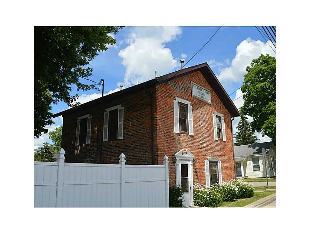 32 E Main St photo 1