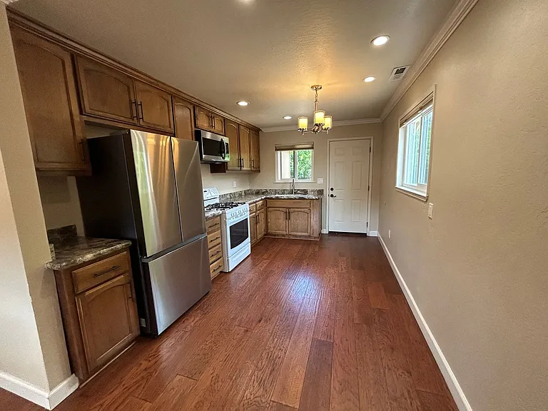 1300 Mesa Drive — Photo 2