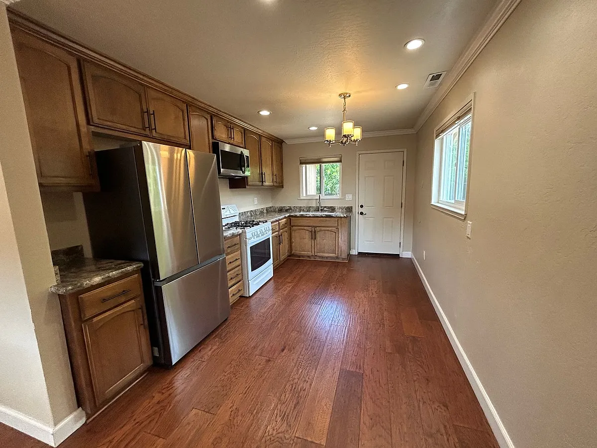 Building Photo - 1300 Mesa Dr