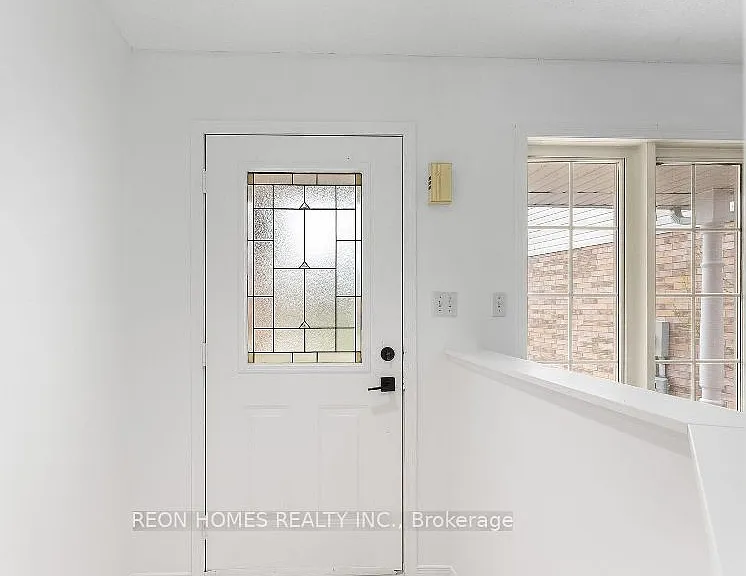 1885 Dalhousie Cres — Photo 4