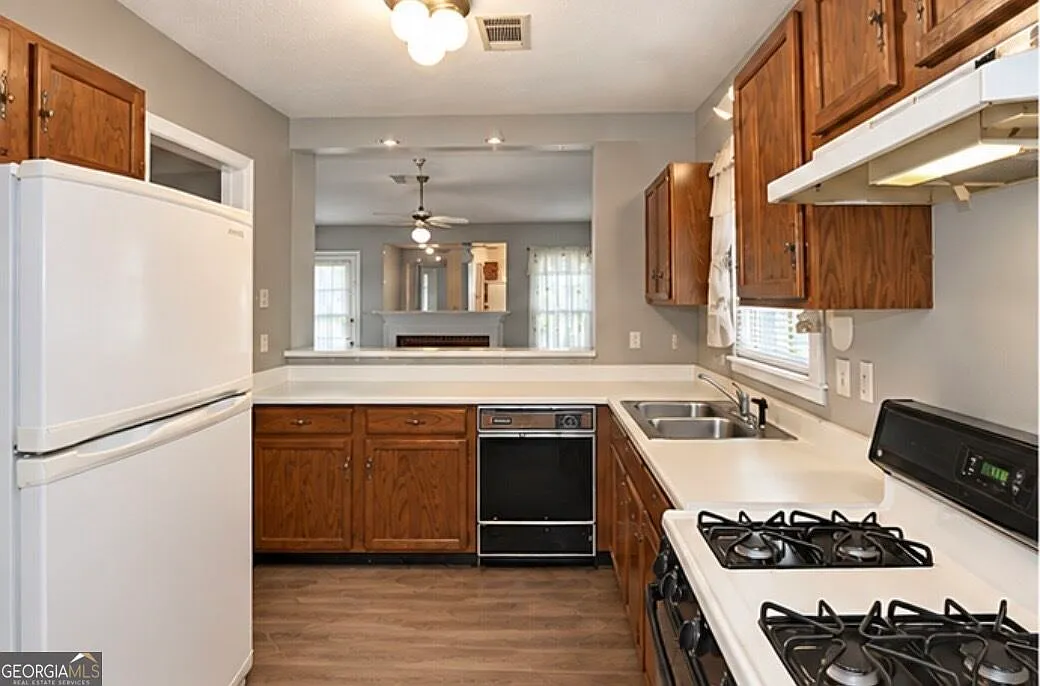 2 bed, 2.0 bath, 1204 sqft, $1,330 — Photo 3