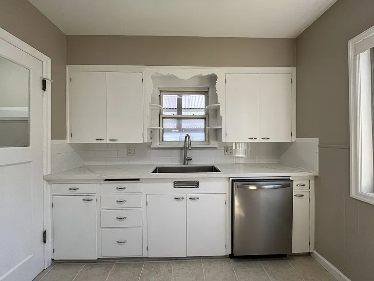 2417 N Rosa Parks Way — Photo 9