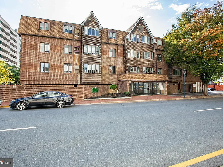 1025 N Madison St #105 — Photo 6