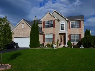 325 Osprey Ln, Lindenhurst, IL 60046