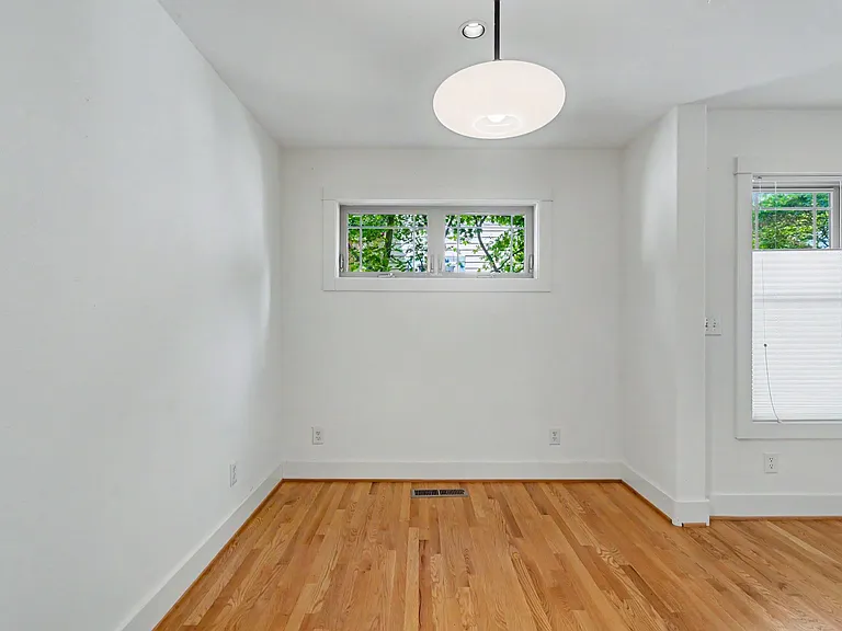 2060 John St S — Photo 8
