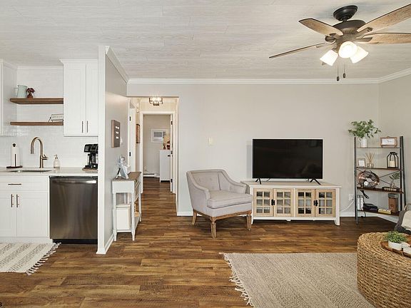 2nd image of 825 Plymouth Pl #19