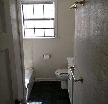 4th image of 300 Jacquelyn Ave
