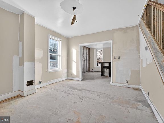 5th image of 900 N Franklintown Rd