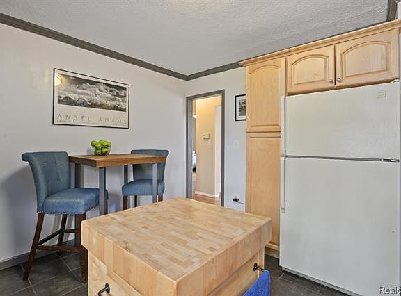 5th image of 702 Bauman Ave