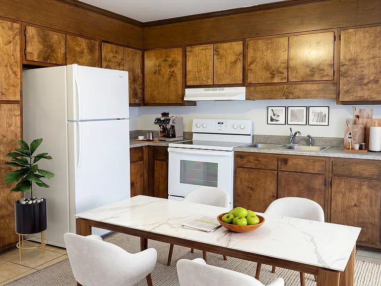Country Club Apartments — Photo 8