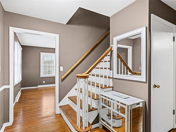 5th image of 62 Woodhill Ct