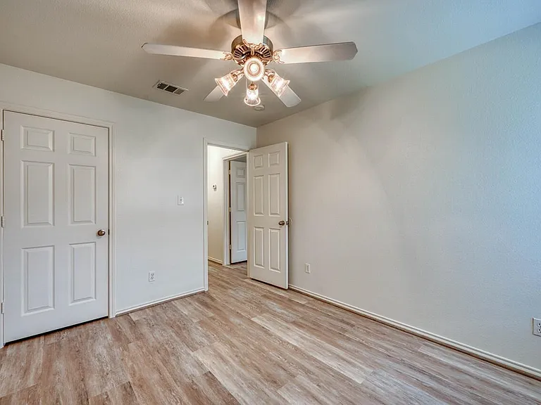 1511 N Claremont Cir — Photo 13