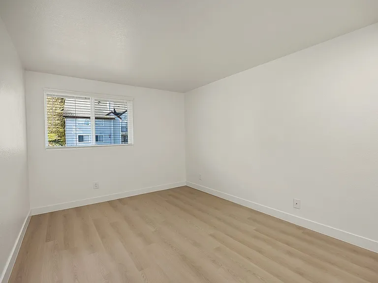 Wellington Place Apartments — Photo 31