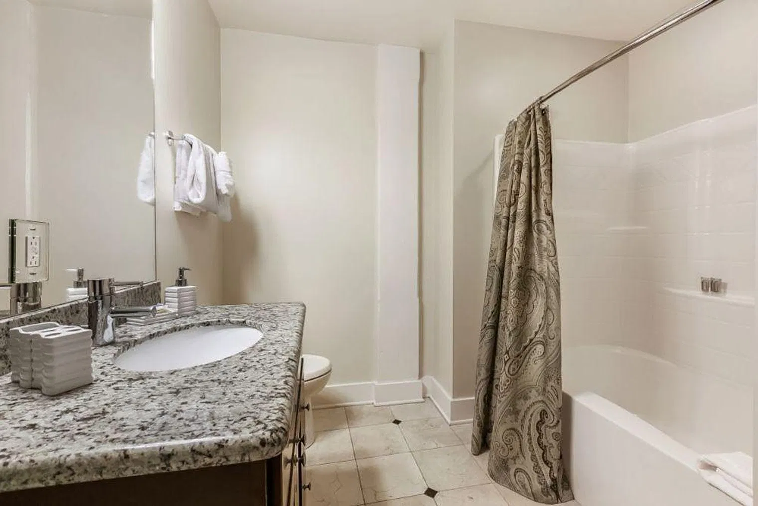 1 bed, 1.0 bath, 645 sqft, $4,464 — Photo 3