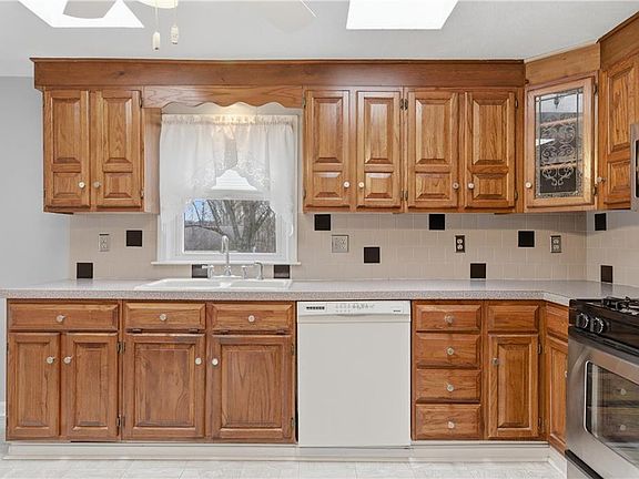4th image of 31 Flora Ave