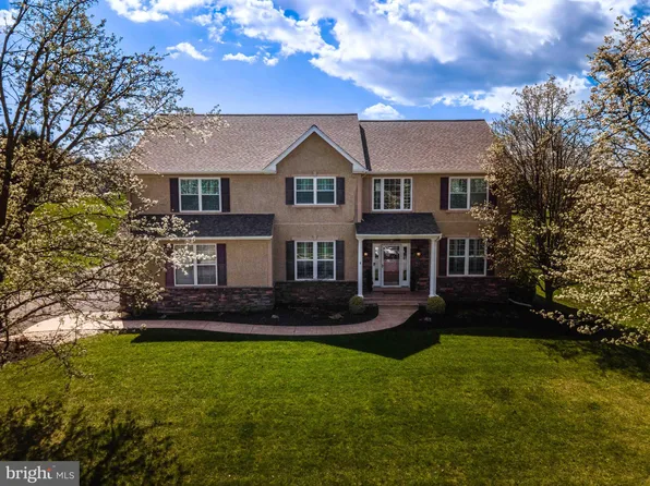 104 Meadowgreen Dr, Royersford, PA 19468