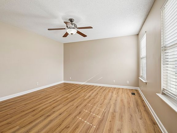 3rd image of 2901 Meadowhill Dr