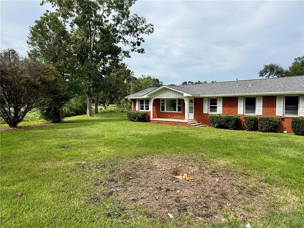 3 bed, 1.0 bath, 1025 sqft, $1,300 — Photo 2