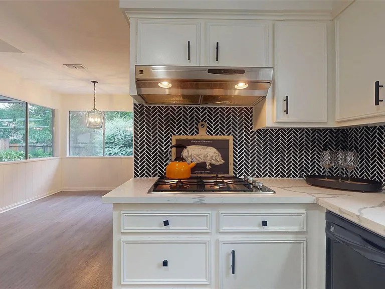 811 Devonport Ln — Photo 15