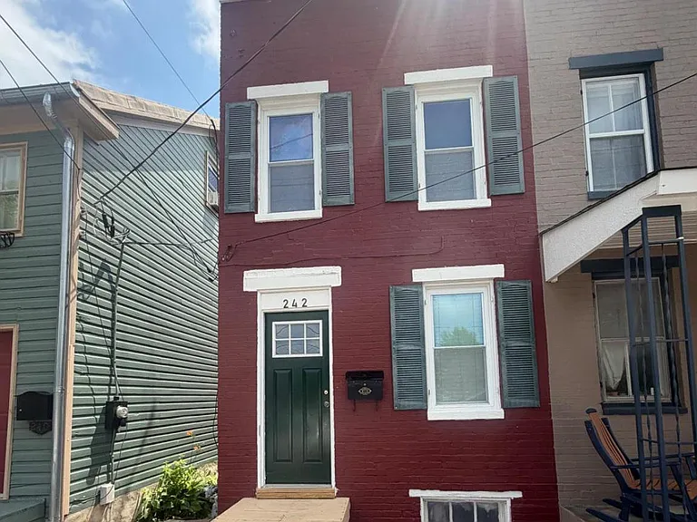 242 S Carroll St — Photo 1