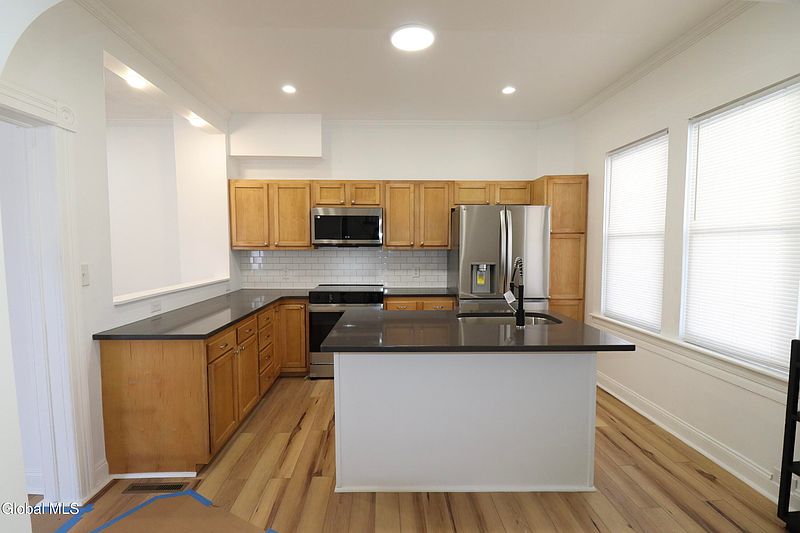 3rd image of 107 Putnam Road