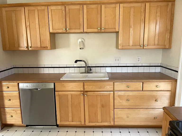 1405 E Washington St — Photo 3