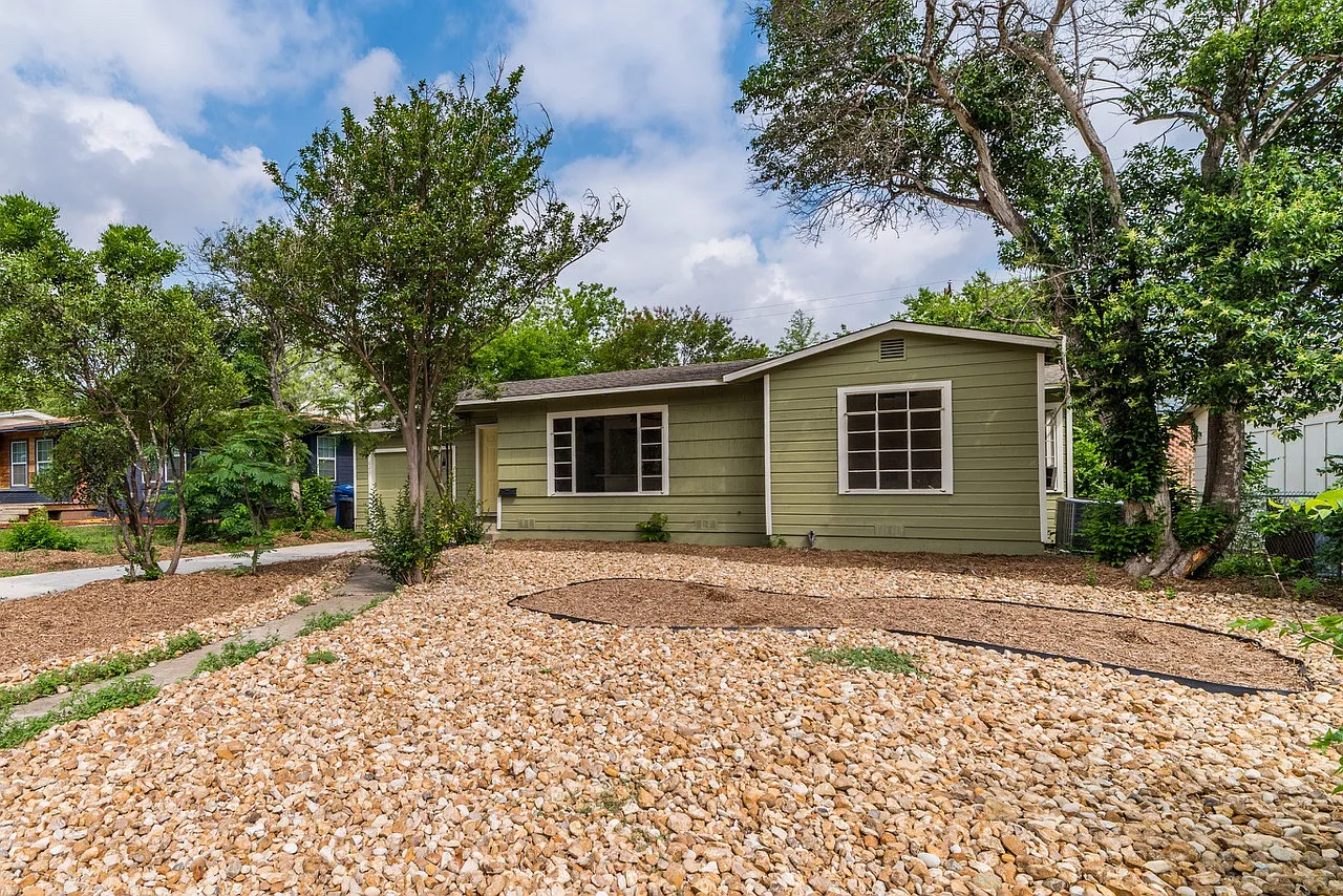 3 bed, 1205 sqft, $1,495 — Photo 1