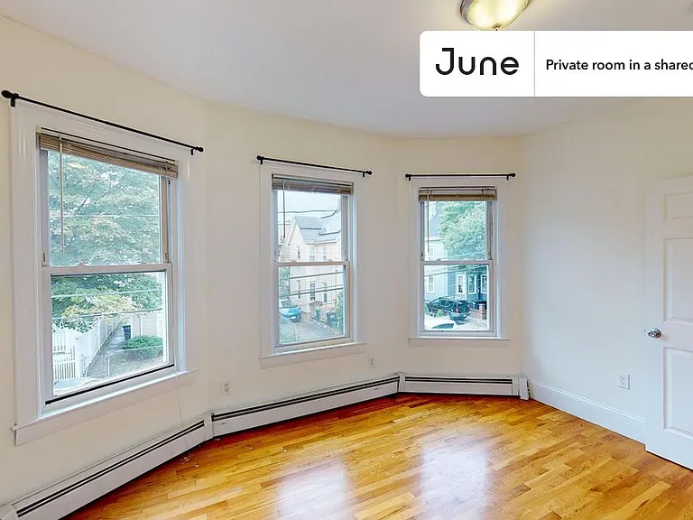 21 Rossmore St #B — Photo 2