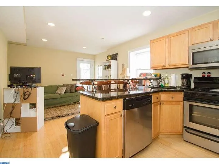 Building Photo - 1528 Brown St #3