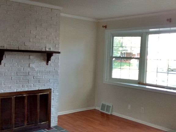 Living Room-Bay Window
