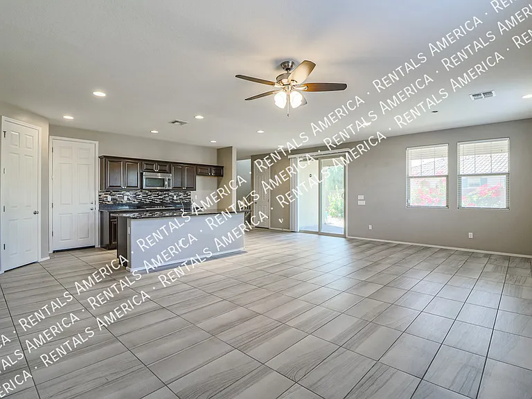 2930 E Detroit St — Photo 7