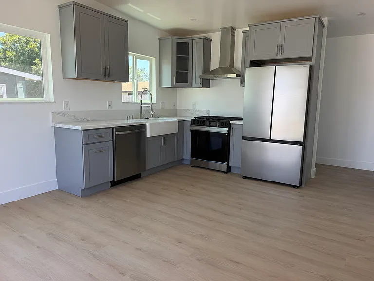 1038 Evergreen Dr — Photo 3