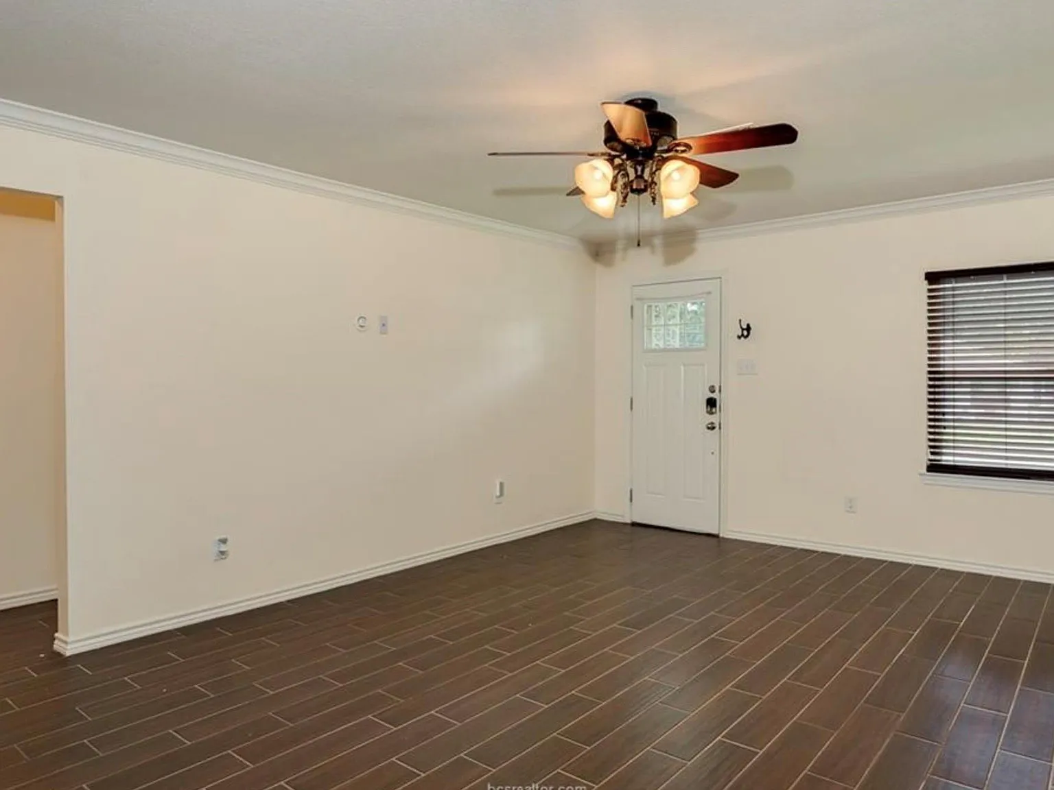 3 bed, 1.0 bath, 1274 sqft, $1,600 — Photo 3