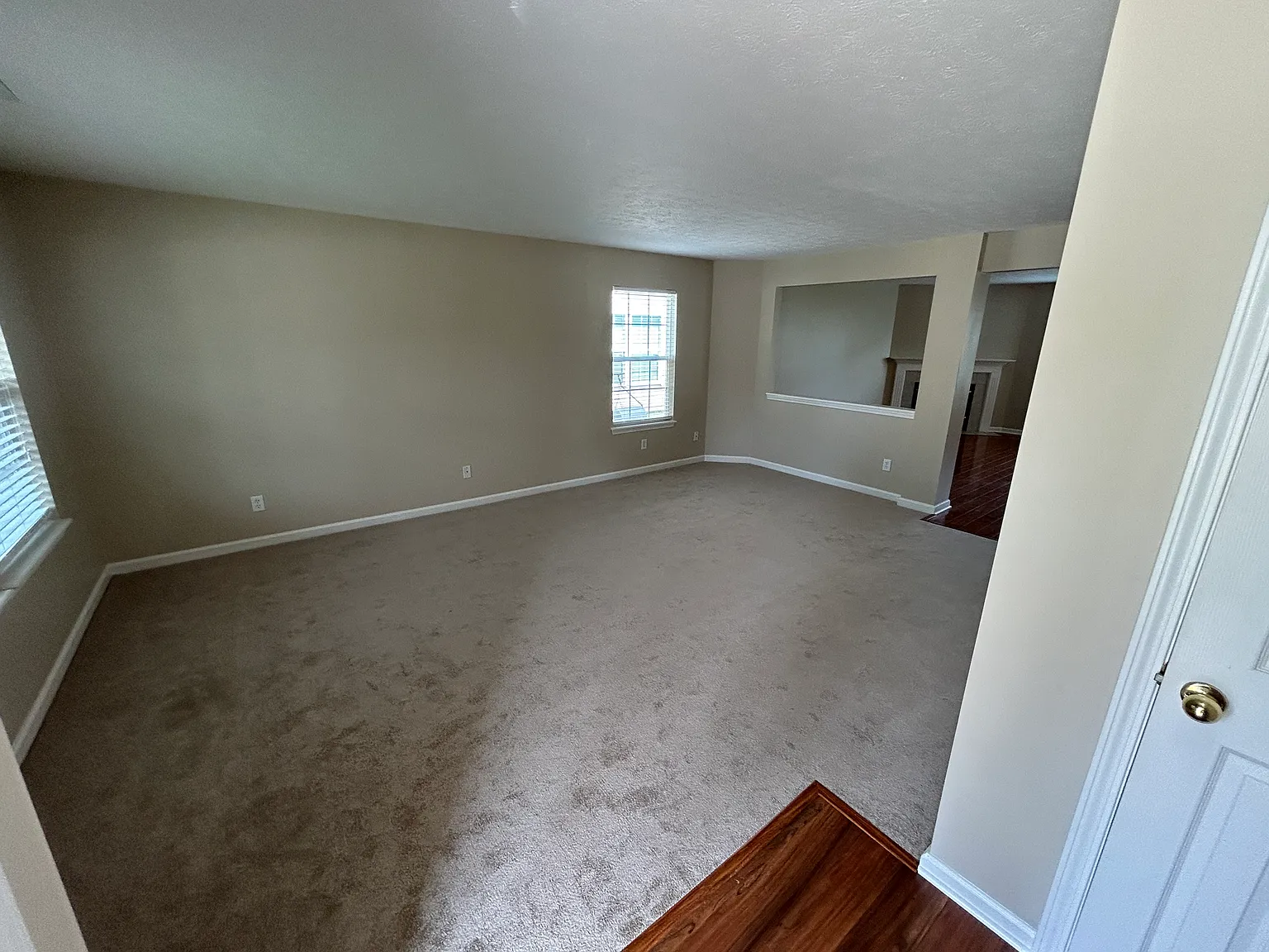 3 bed, 2.5 bath, 2356 sqft, $2,400 — Photo 3