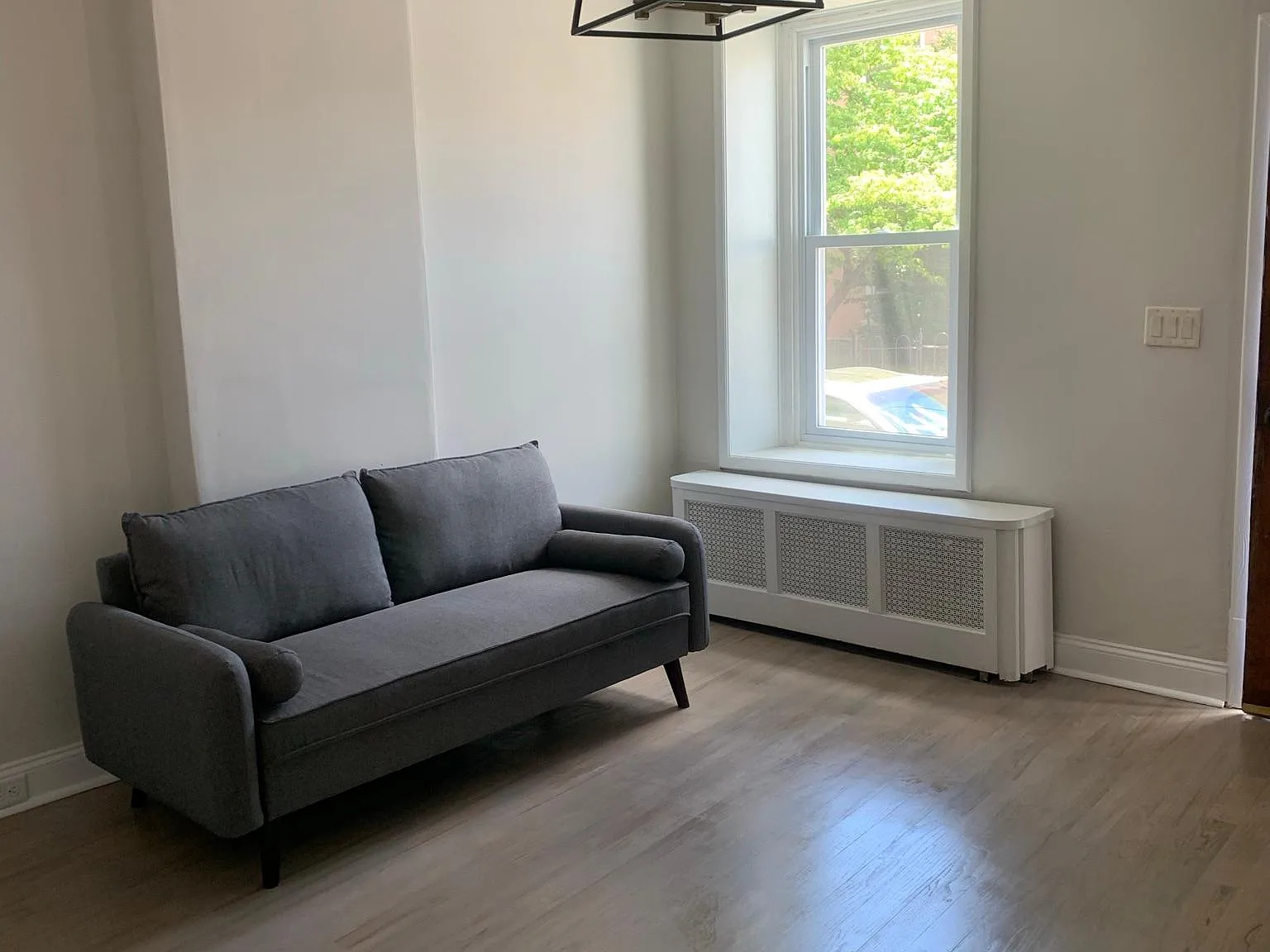 4 bed, 1.5 bath, 1600 sqft, $3,200 — Photo 2