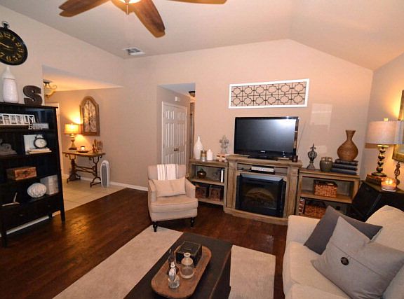 2nd image of 113 Portsmouth Cir